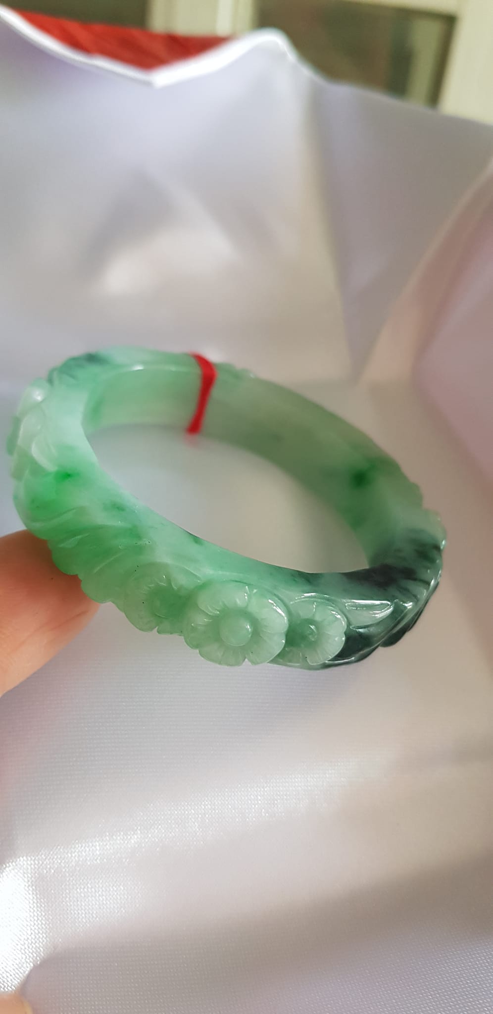Vòng cẩm thạch tự nhiên chạm Bông Hoa Mai tròn mới đẹp tuyệt vời bản vuông Ni 48mm x cao 12mm x dầy 8mm 100% Đá cẩm thạch thiên nhiên màu Xanh ngọc bóng đẹp đều cả vòng điểm xanh sơn thủy đậm 1 góc thiệt đẹp Nữ 35kg - 48kg đeo ạ
