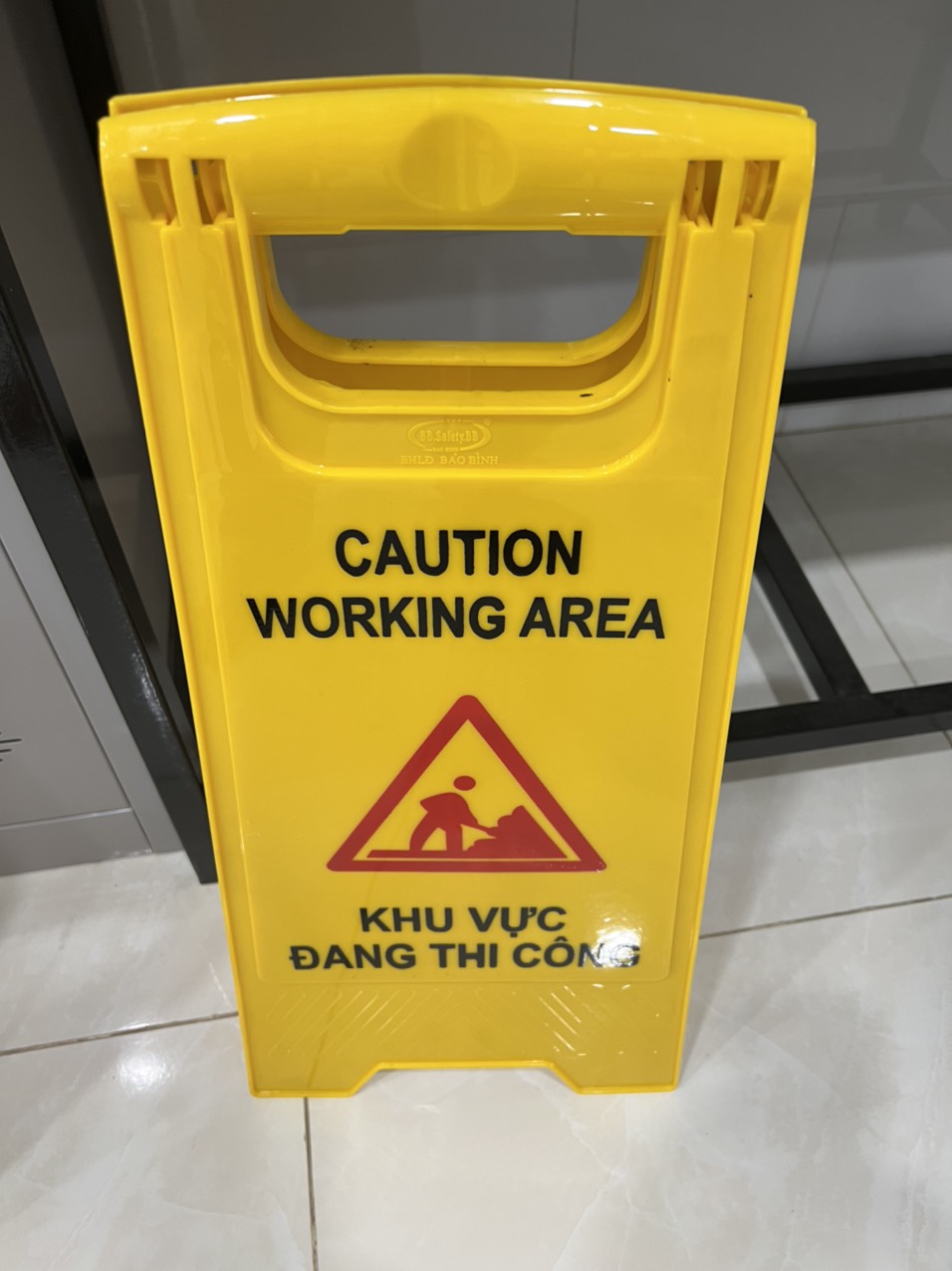 Bảng biển cảnh báo Cao 63cm x đáy 30cm x đỉnh 20cm.