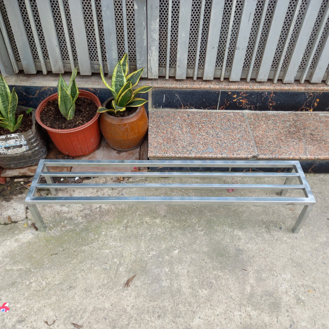 Kệ sắt đỡ chậu cây Dài 100cm, Rộng 20cm, Cao cm, hộp thép 20*20mm mạ kẽm, chân có nút nhựa chống trượt, dùng để kê đồ, kê chậu rau, kê chậu hoa