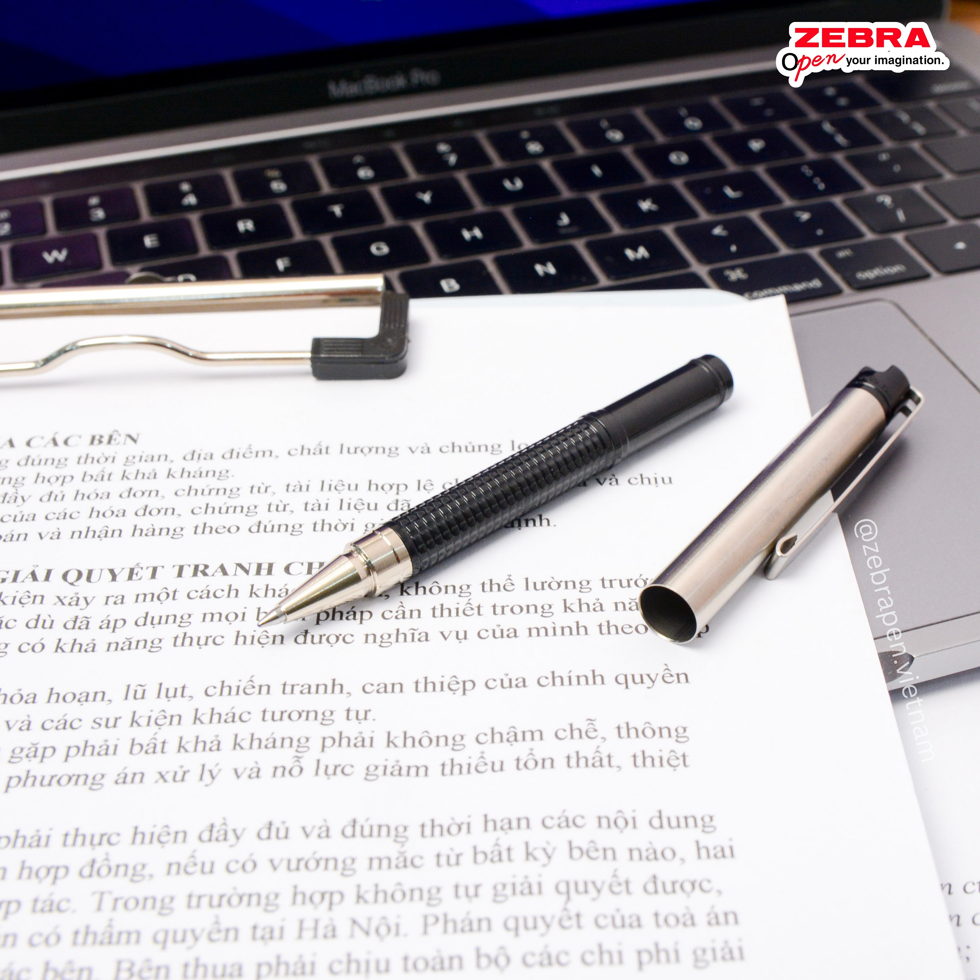 Bút Bi Cao Cấp F.301 Compact 0.7mm Zebra Pen - Mực Xanh, Thân Kim Loại, Nhẹ 12.3g [CHÍNH HÃNG]