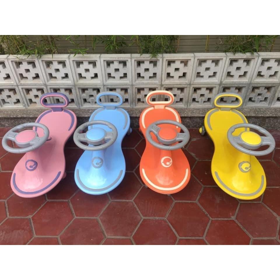 Xe lắc cho bé
