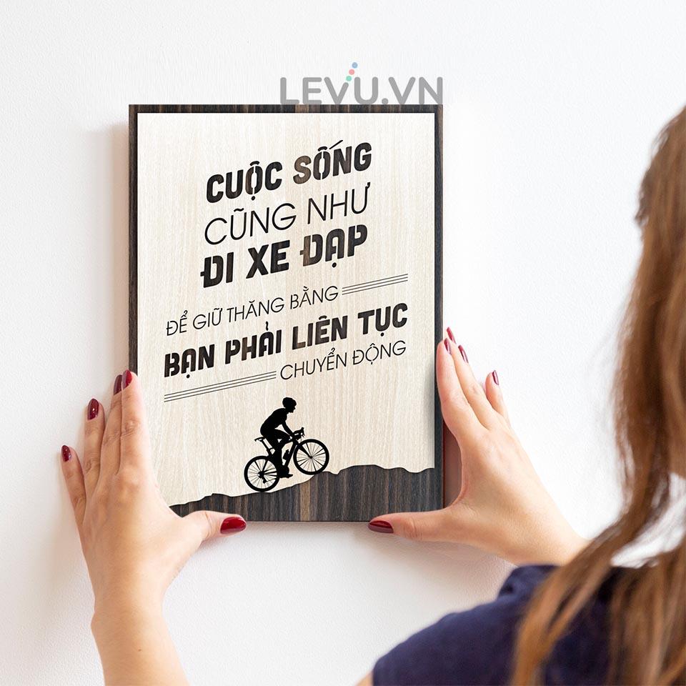 Tranh treo tường công ty LEVU LV072 &quot;Cuộc sống cũng giống như đi xe đạp, để giữ thăng bằng bạn phải liên tục chuyển động