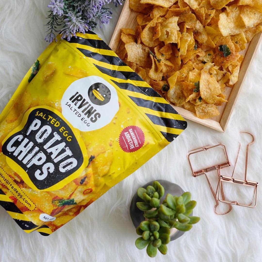 COMBO IRVINS Khoai tây Trứng muối 230g + 105g - Irvins Salted Egg Potato Chips 230g + 105g