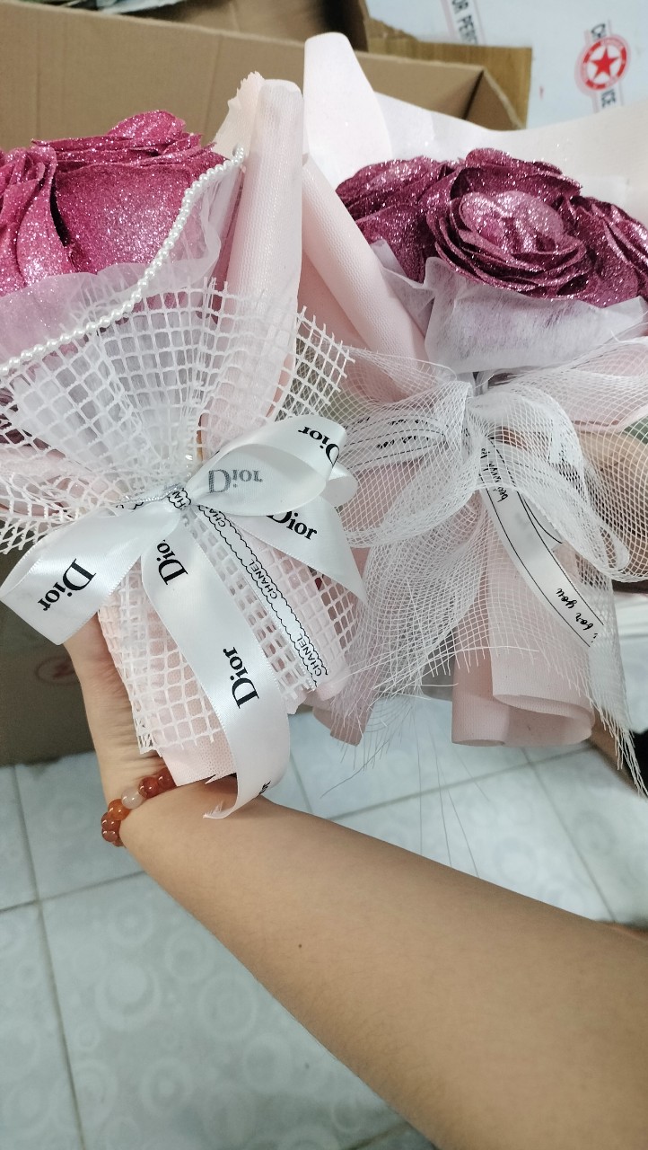 Bó Hoa Hồng Nhũ Kim Tuyến Lấp Lánh 7 Bông Quà Tặng Người Thương Dịp Valentine, 8/3, 20/10... (Kèm Túi Xách)