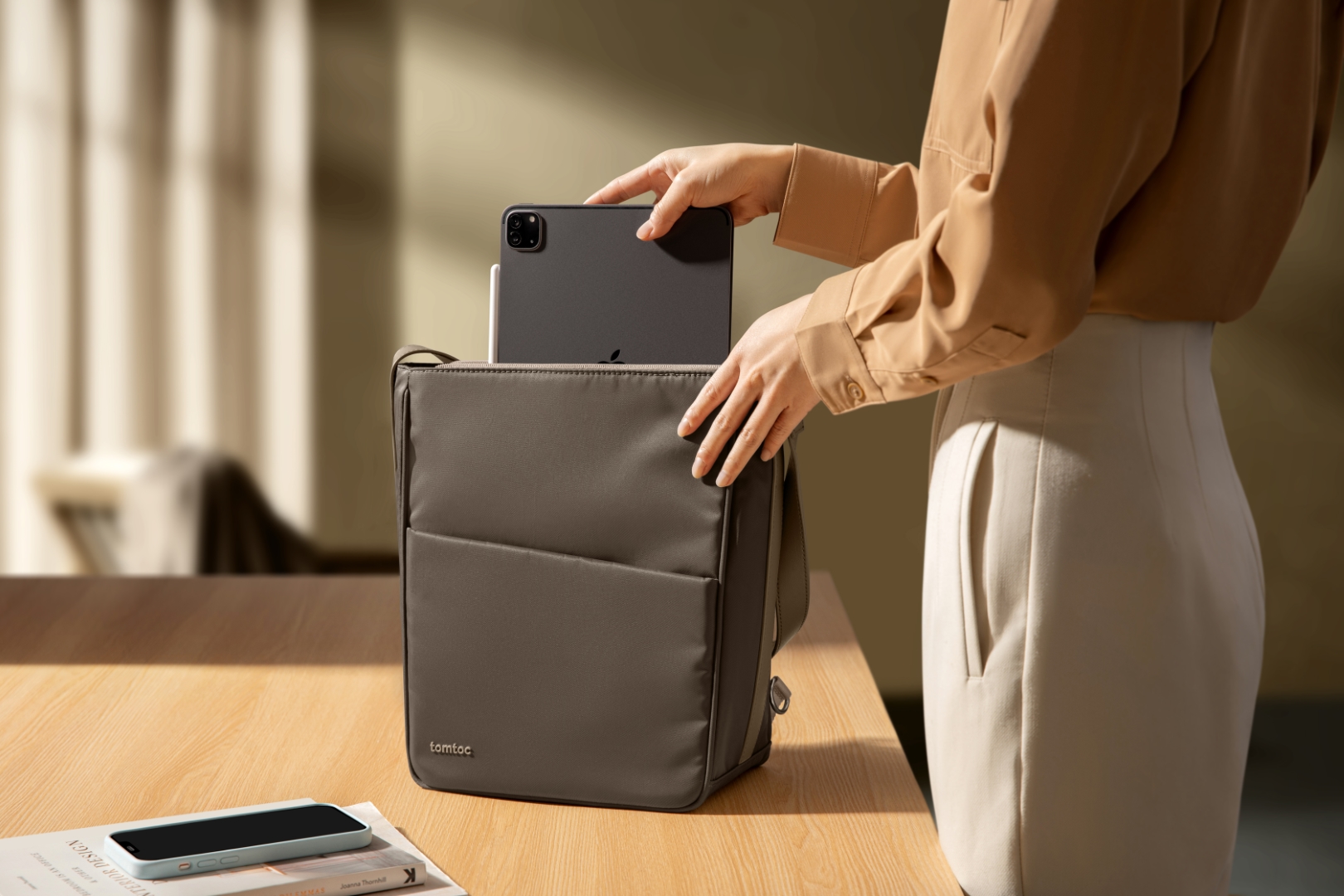 TÚI ĐEO KIÊM BALO TOMTOC SLASH SLING BAG TAUPE ULTRABOOK 11 INCH sự lựa chọn hoàn hảo