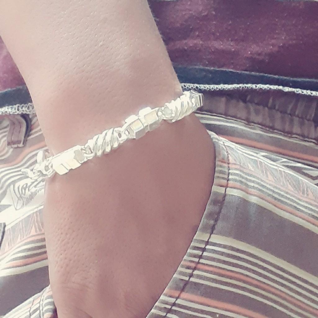 Vòng tay nam Bạc Quang Thản kiểu lắc mềm mắt tròn độ dài từ 18-20cm chất liệu bạc ta không xi mạ.
