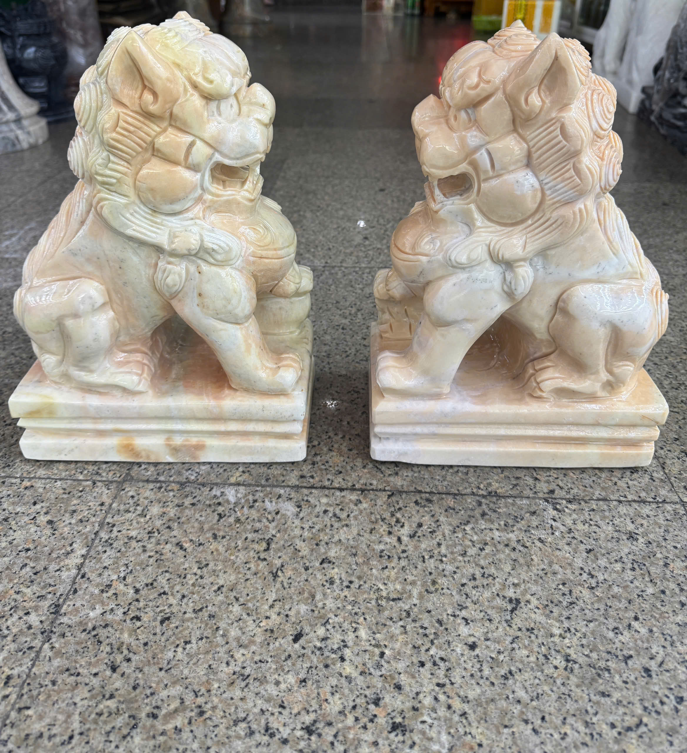 Cặp tượng Kỳ Lân phong thủy đá vàng cà rốt gác cổng, để mộ, trang trí bàn thờ thần tài - Cao 30 cm