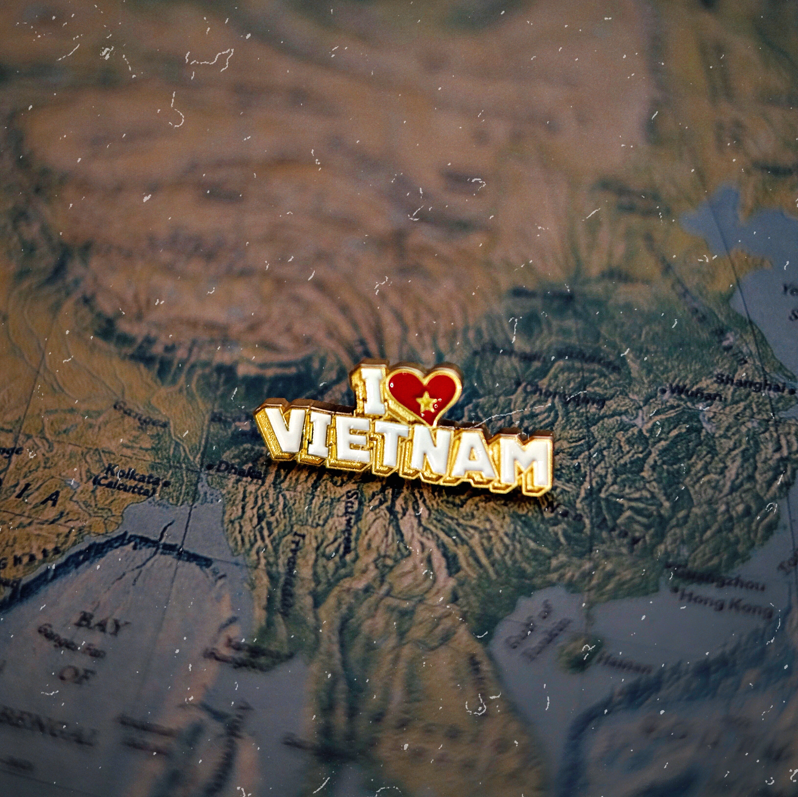 Huy hiệu Cài Áo Saigonir Hình Dòng Chữ “I Love Vietnam” Chất Liệu Kim Loại Brass Kích Thước 1.6*4.0cm Phù Hợp Làm Phụ Kiện Thời Trang và Quà Tặng Lưu Niệm, Quà Tặng Cho Người Nước Ngoài