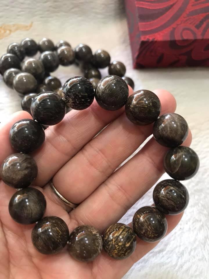 Vòng Gỗ Hóa Thạch Nam Đeo Tay Rất Đẹp Hiếm có hàng size 14mm Vòng size 14ly gồm 14 hạt vào cung nam đeo được hết ạ Màu Nâu Đậm Vân Gỗ Tự Nhiên Nam đeo Đẹp Sang Tay tốt rẻ ạ