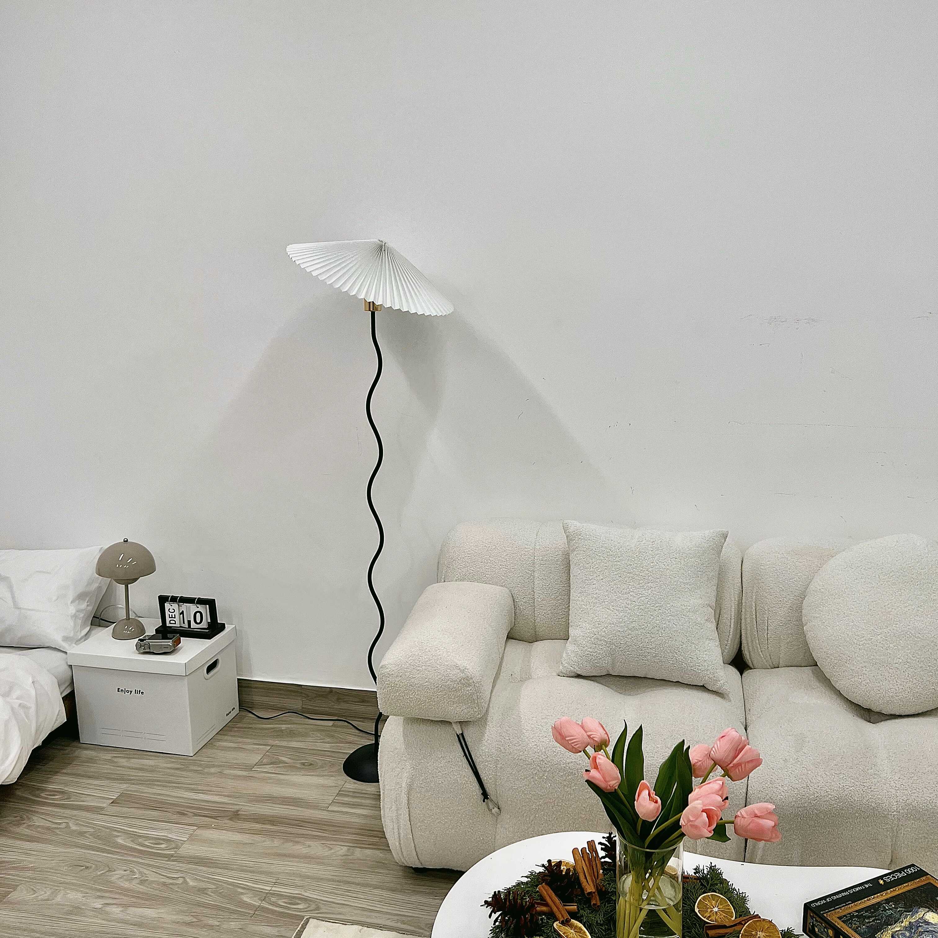 Đèn cây đứng decor đọc sách, đèn ngủ cho phòng ngủ, phòng khách kiểu sóng lượn Hàn Quốc màu đen DC001D