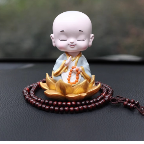 Trang trí taplo ô tô / Quà tặng tâm linh với set hoà thượng cầm chuỗi ngồi đài sen.