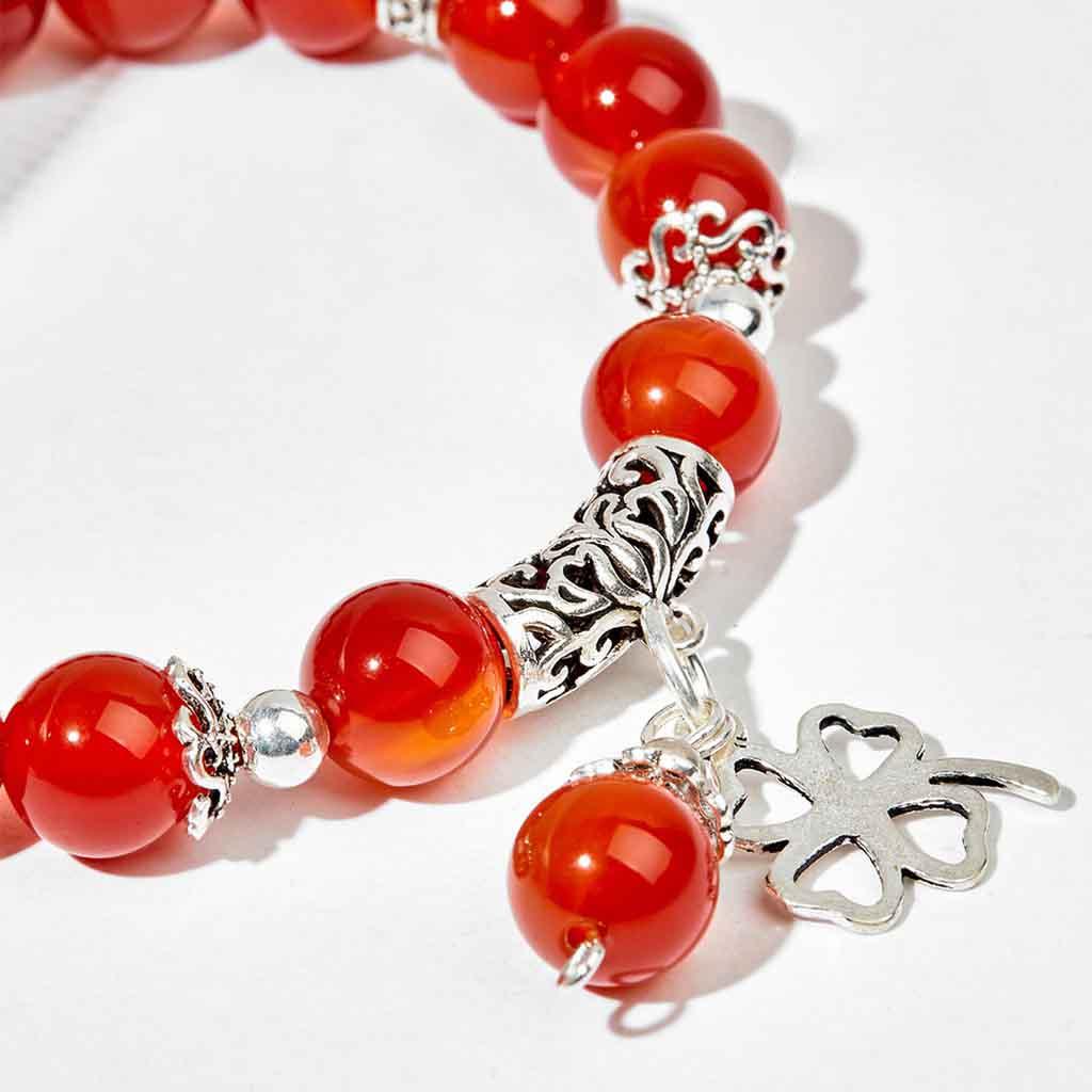 Vòng Đá mã Não Đỏ Mix Charm Cỏ 4 Lá hợp với người mệnh Hỏa và Thổ