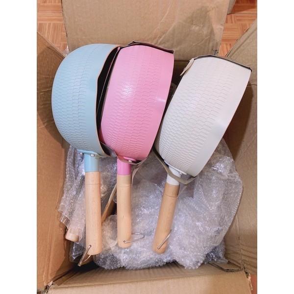 Chảo Chống Dính Đáy Sâu Cán Gỗ
