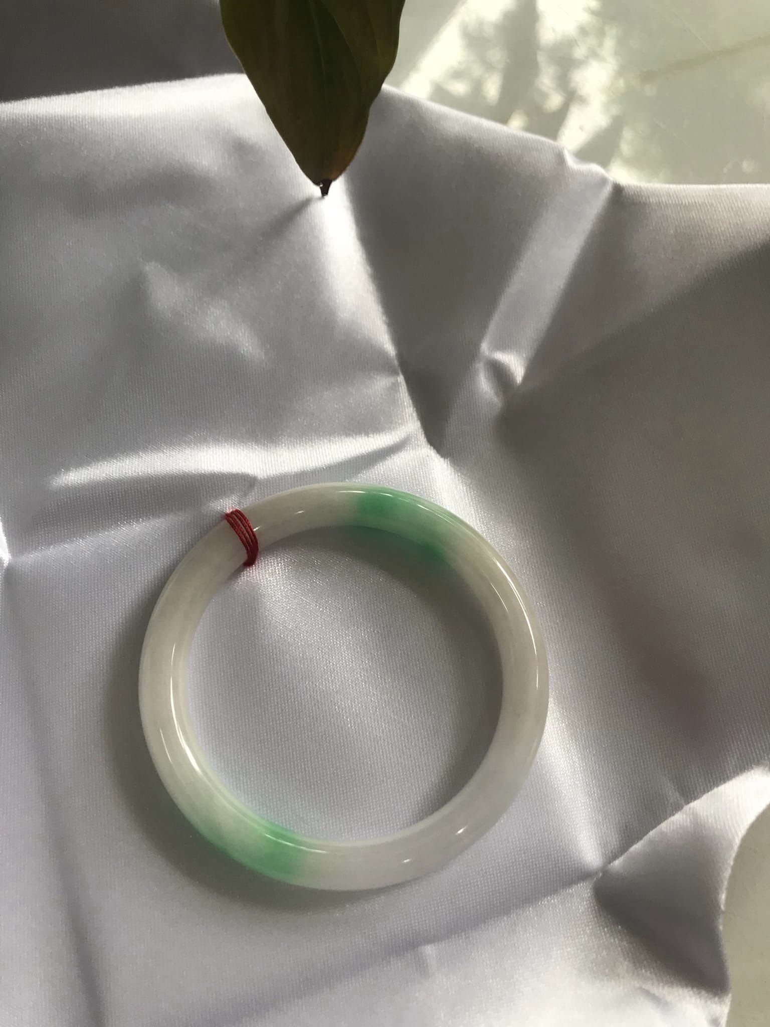 Vòng tay nữ Cẩm Thạch tự nhiên mới TR LÝ IC 50mm x chột 7mm Vòng màu trắng bóng xanh lý nhẹ 2 bên nữ mệnh kim mệnh thủy 49kg - 52kg đeo ạ