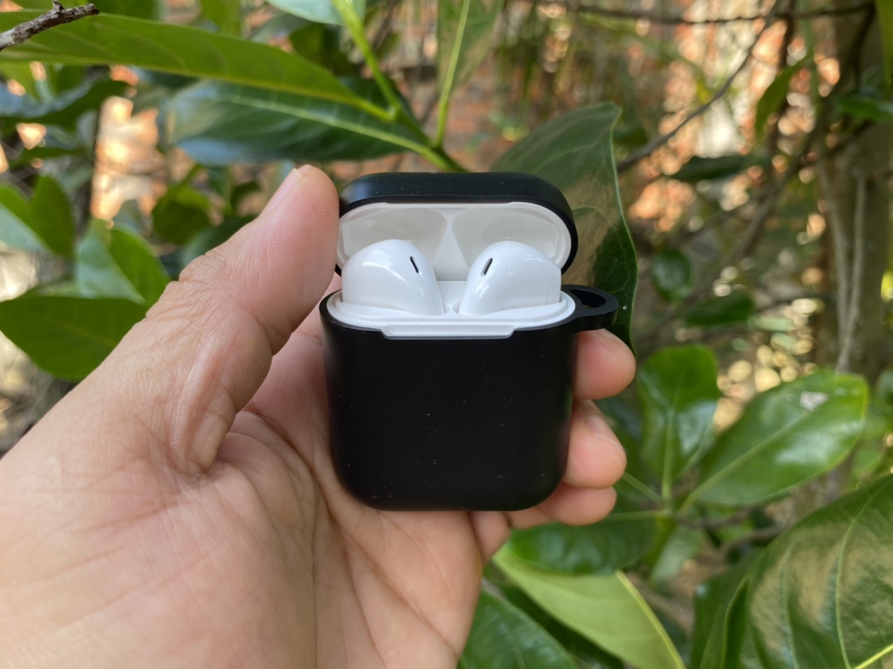 Vỏ đựng tai nghe - Bao đựng tai nghe - Túi đựng AirPods 1 & 2 silicone kèm móc JM AP02 - Hàng nhập khẩu - OPTAIS55B