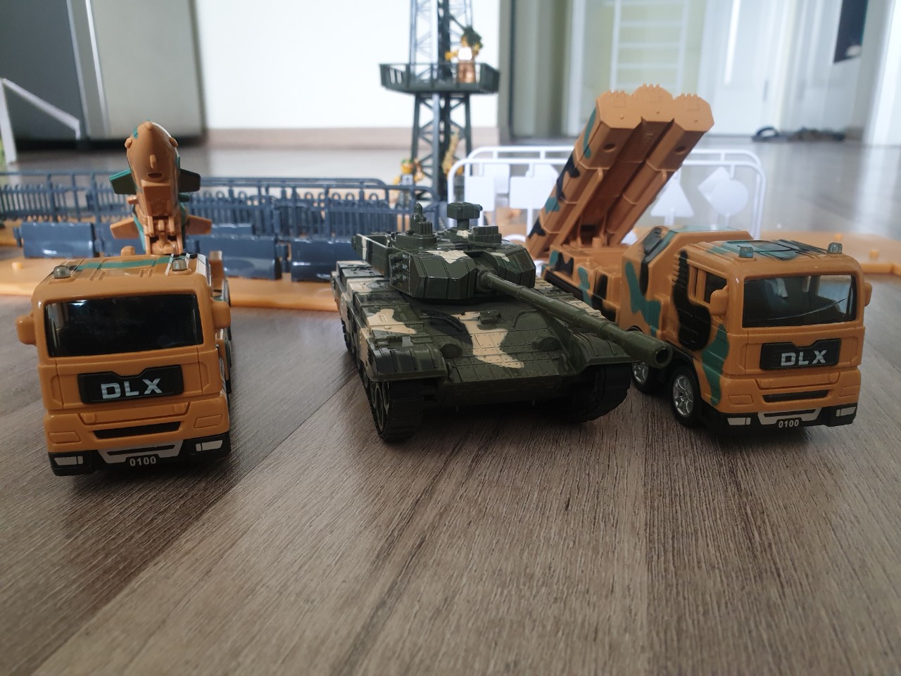 Bộ đồ chơi mô hình xe quân sự DLX gồm nhiều chi tiết, nhựa ABS an toàn, chi tiết sắc sảo