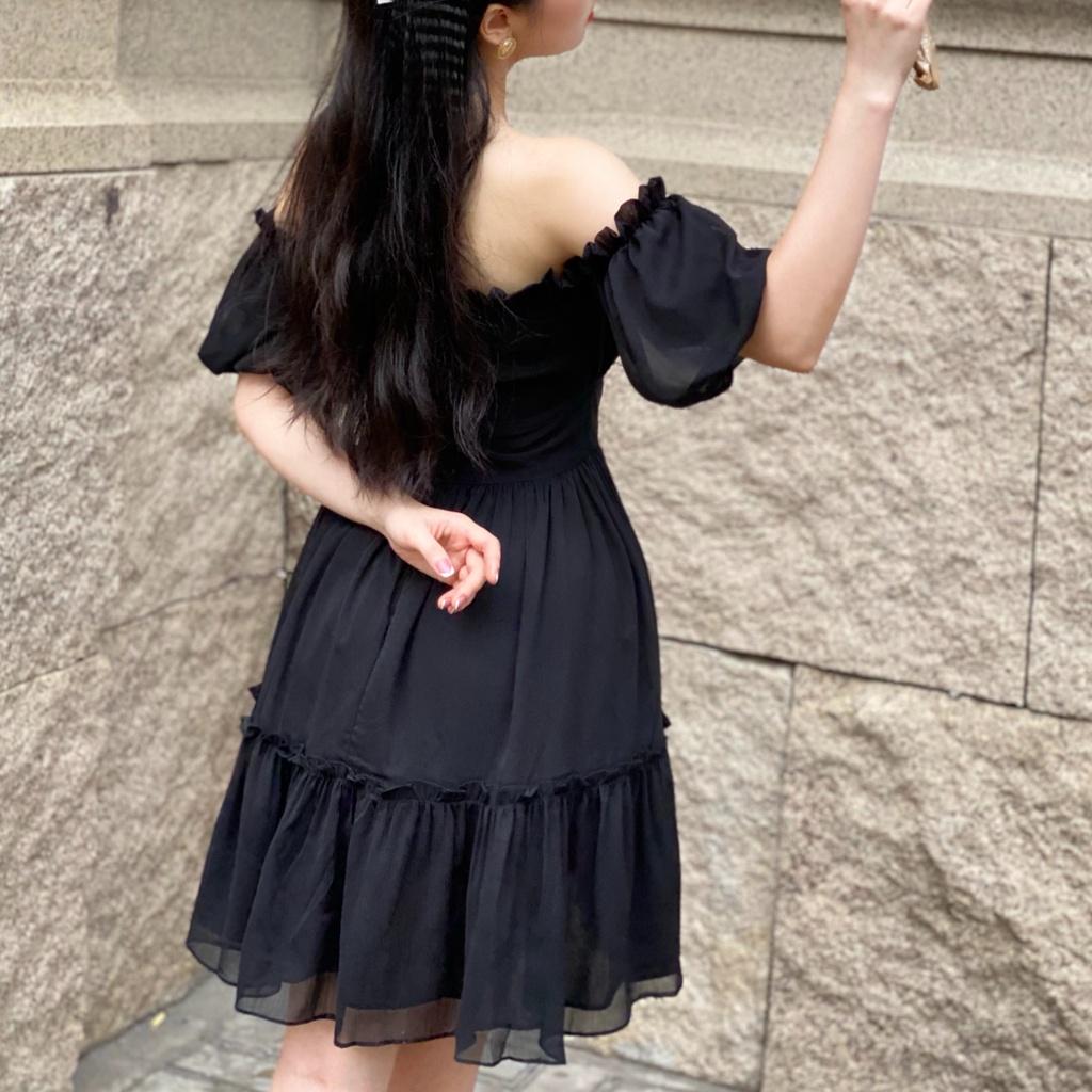 KIOBI - Đầm Iris ống form ôm dáng xòe, tay bí phồng đính rời bo thun trễ vai, có lót, vải voan tơ IC đen - KID2152D