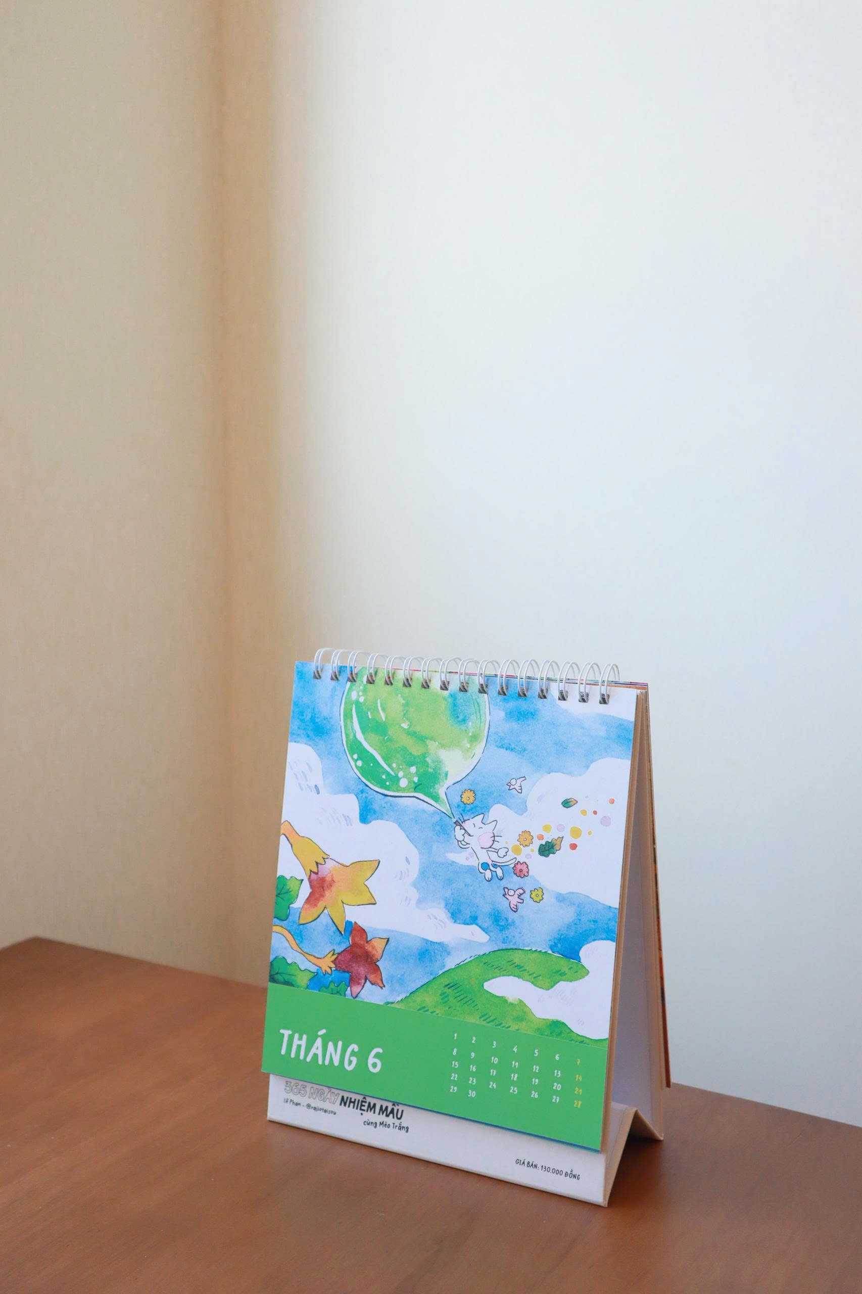 LỊCH BÀN: 365 NGÀY NHIỆM MẦU CÙNG MÈO TRẮNG – 2026 – Du Bút