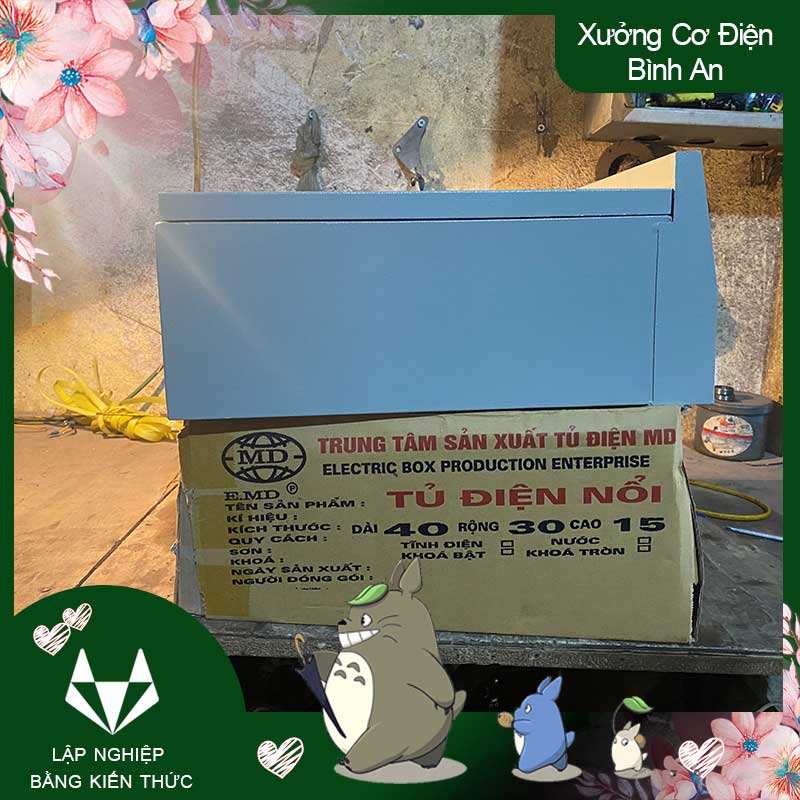 Vỏ tủ ngoài trời 40x30x15 có mái che sơn tĩnh điện màu xám bằng thép tay chốt đỏ