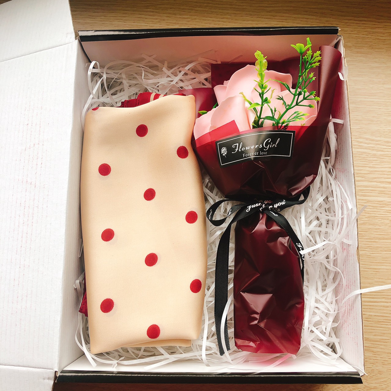 Hộp quà tặng lưu niệm cho nữ ngày 8/3, 20/10, valentine, sinh nhật gồm khăn lụa, hoa sáp, hộp đựng, cỏ giấy, thiệp
