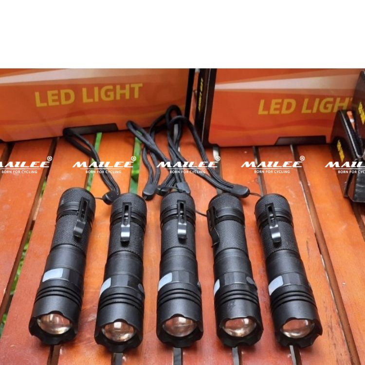 Đèn pin cầm tay mini siêu sáng gọn nhẹ dung lượng pin 4200 mah chống nước tốt có zoom xa gần MAI LEE