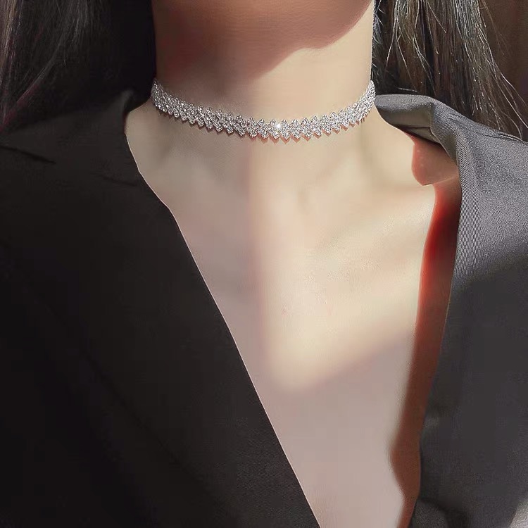 Vòng cổ chocker đính đá sang trọng