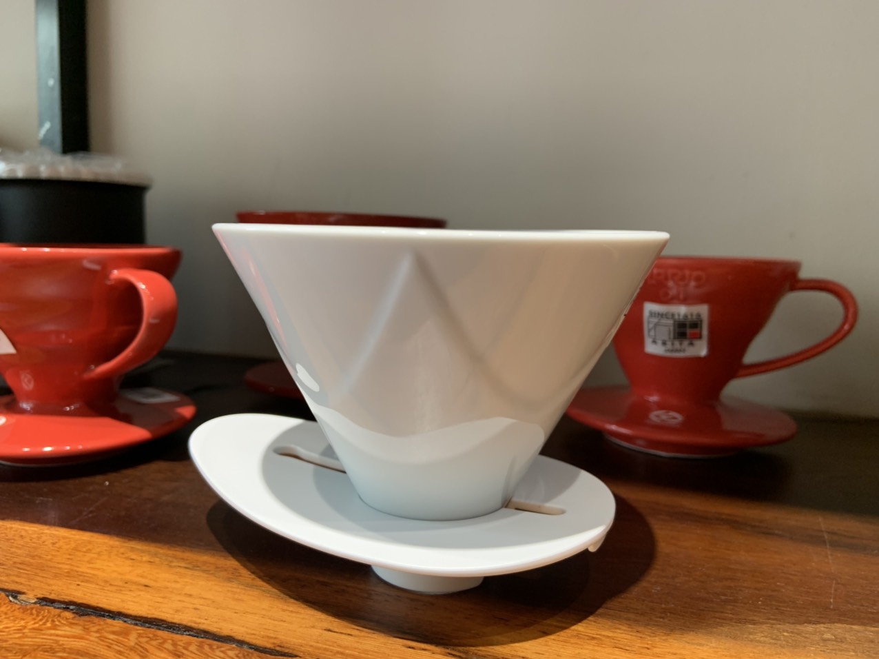 Phễu lọc cà phê bằng sứ Hario V60 VDMU-02-CW One Pour Dripper Ceramic  Mugen 1- 2 cups