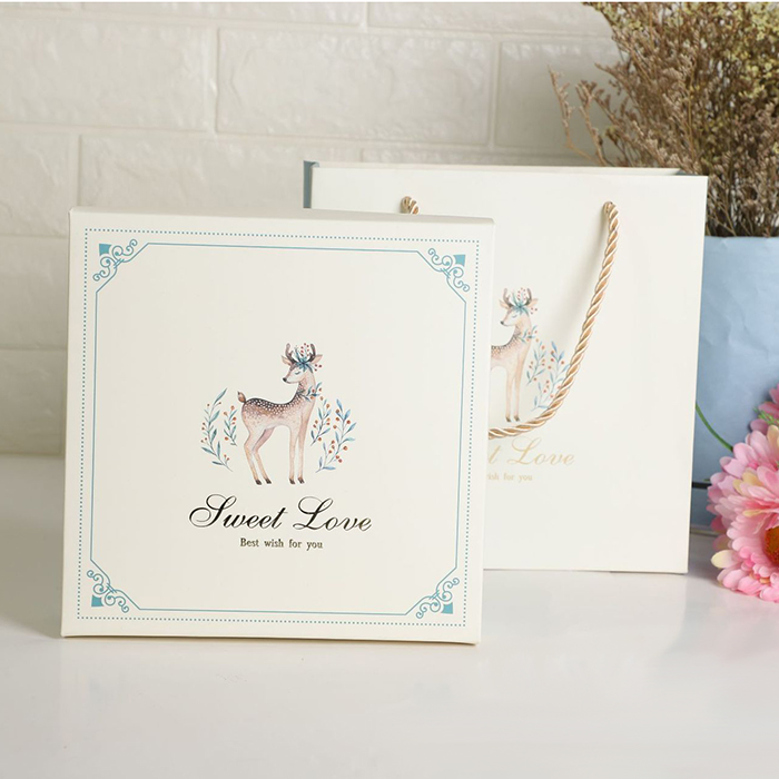 Hộp đựng quà vuông kiểu cổ điển chú Hươu kèm túi Hộp đựng quà vuông kiểu cổ điển chú Hươu kèm túi