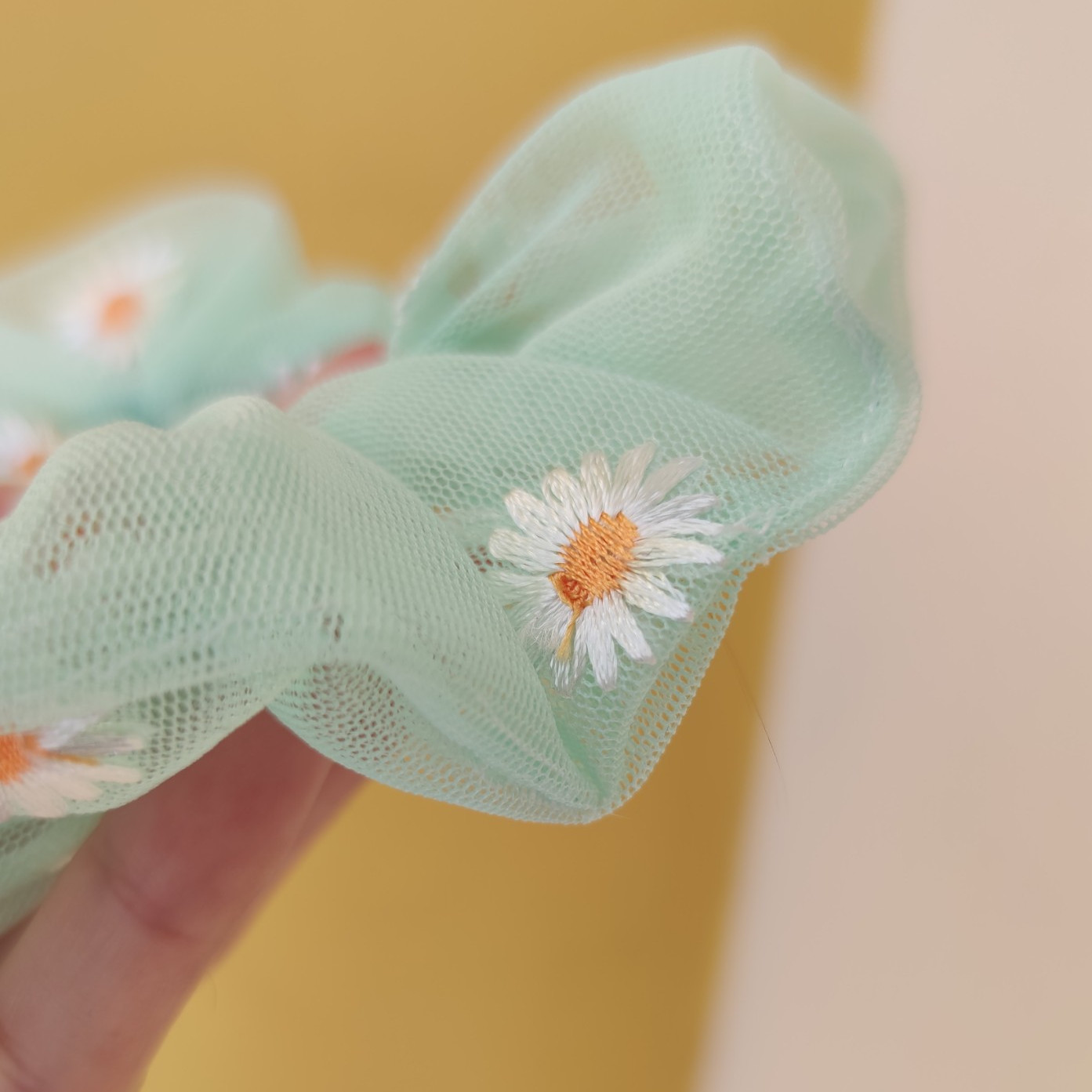 Scrunchies hoa cúc - Dây cột tóc lưới hoạ tiết hoa cúc thêu