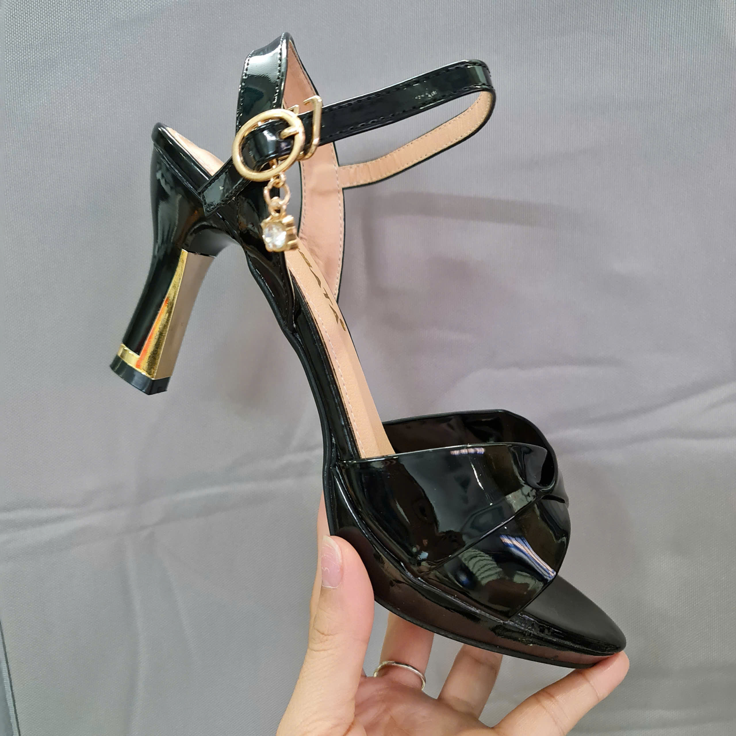 Sandal cao gót nữ quai sau ROSATA RO701 -7p- Đen, Vàng - BKSTORE