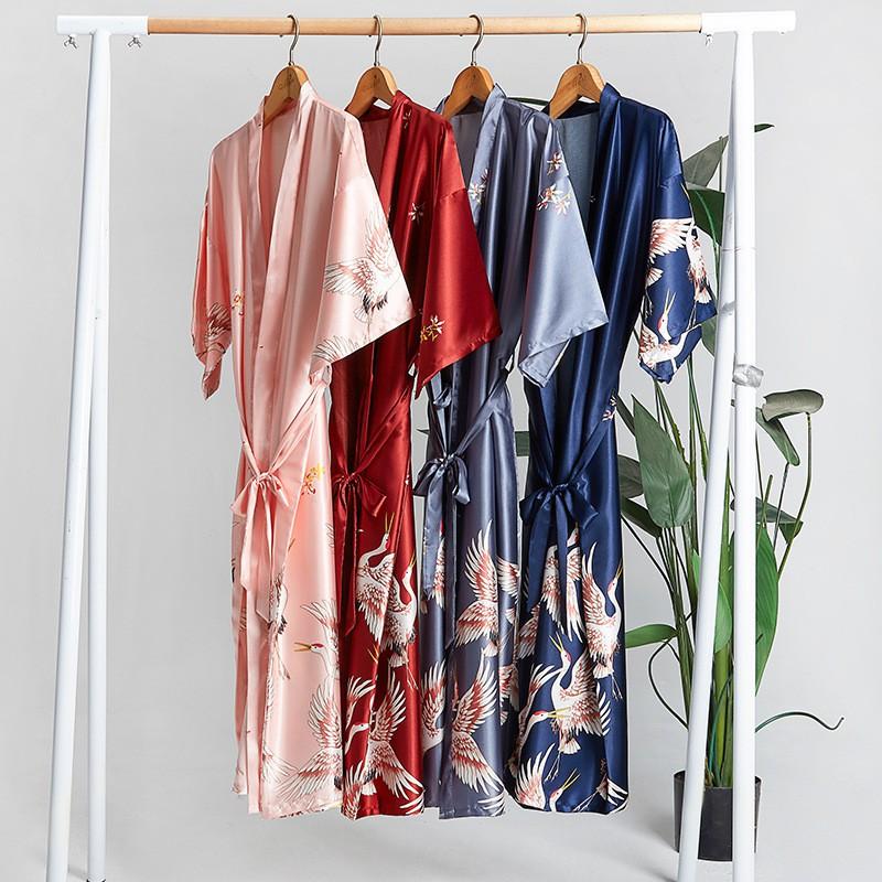 Áo choàng ngủ lụa satin với form dài họa tiết hình hạt sang trọng