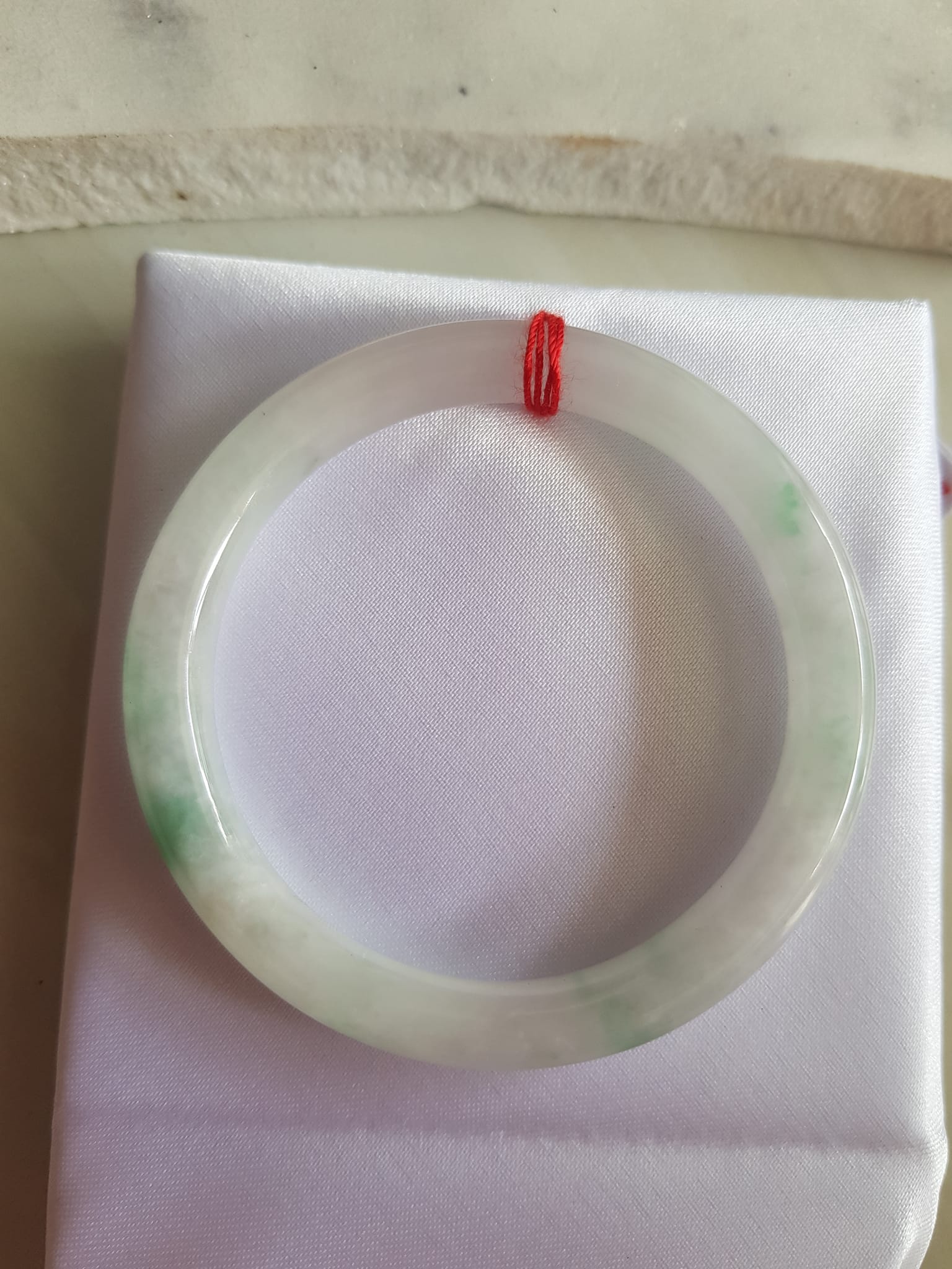 Vòng đeo tay Nữ đá cẩm thạch tự nhiên T Lý Size 49mm x cọng 7mm Màu trắng sáng bóng xanh lý 3 chỗ đều quanh vòng rất đẹp Nữ cân Nặng 40kg-49kg đeo đẹp ạ
