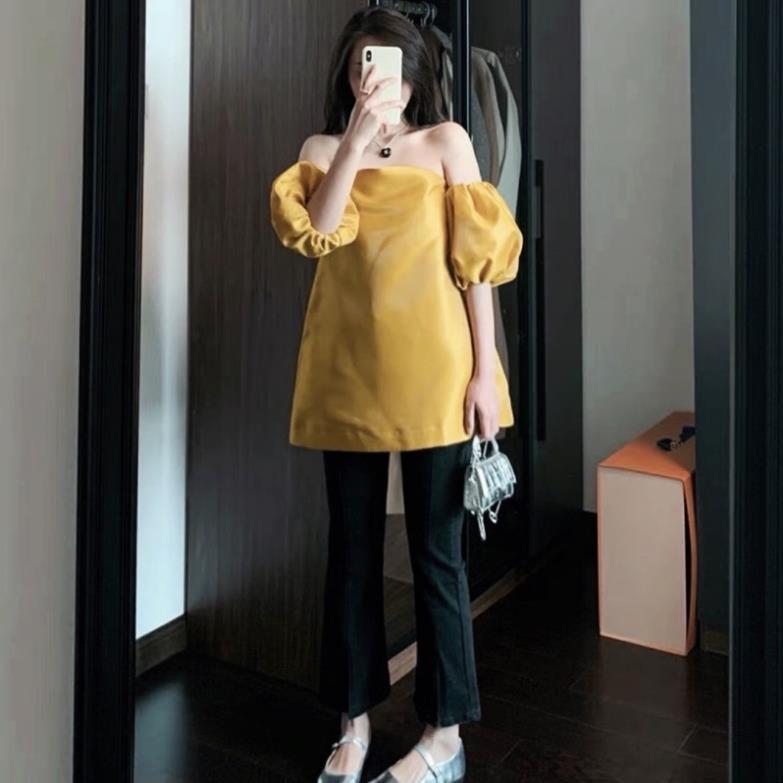 Set áo vàng rớt vai tay phồng kèm quần đen