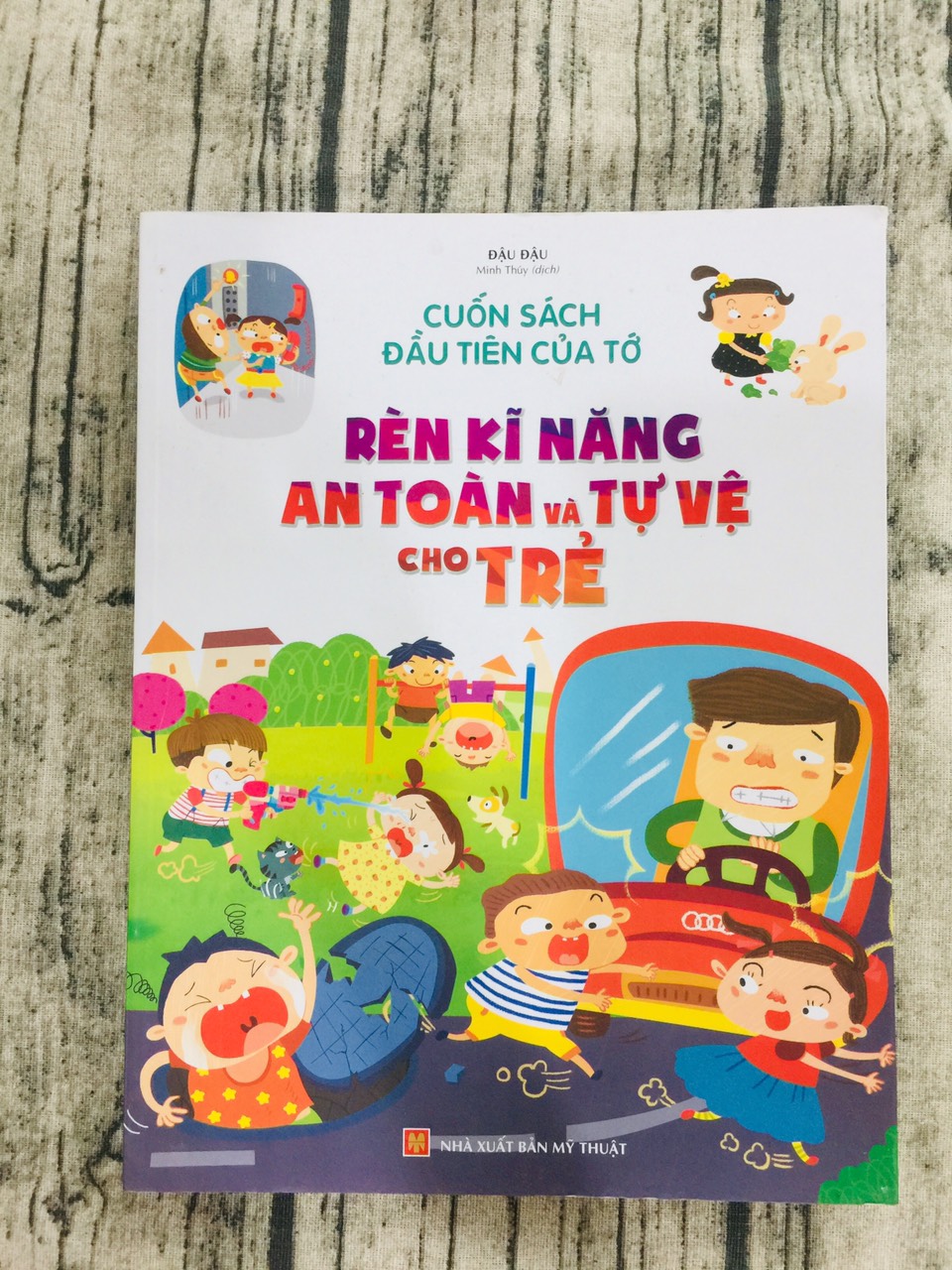 Cuốn Sách Đầu Tiên Của Tớ - Rèn Luyện Kĩ Năng An Toàn Và Tự Vệ Cho Trẻ