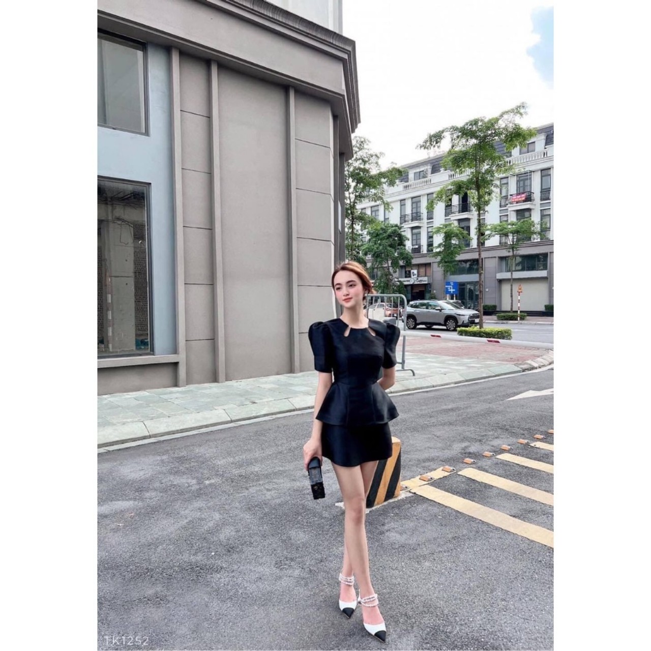 Áo peplum cổ tròn khoét giọt nước đính nút ngọc siêu sang