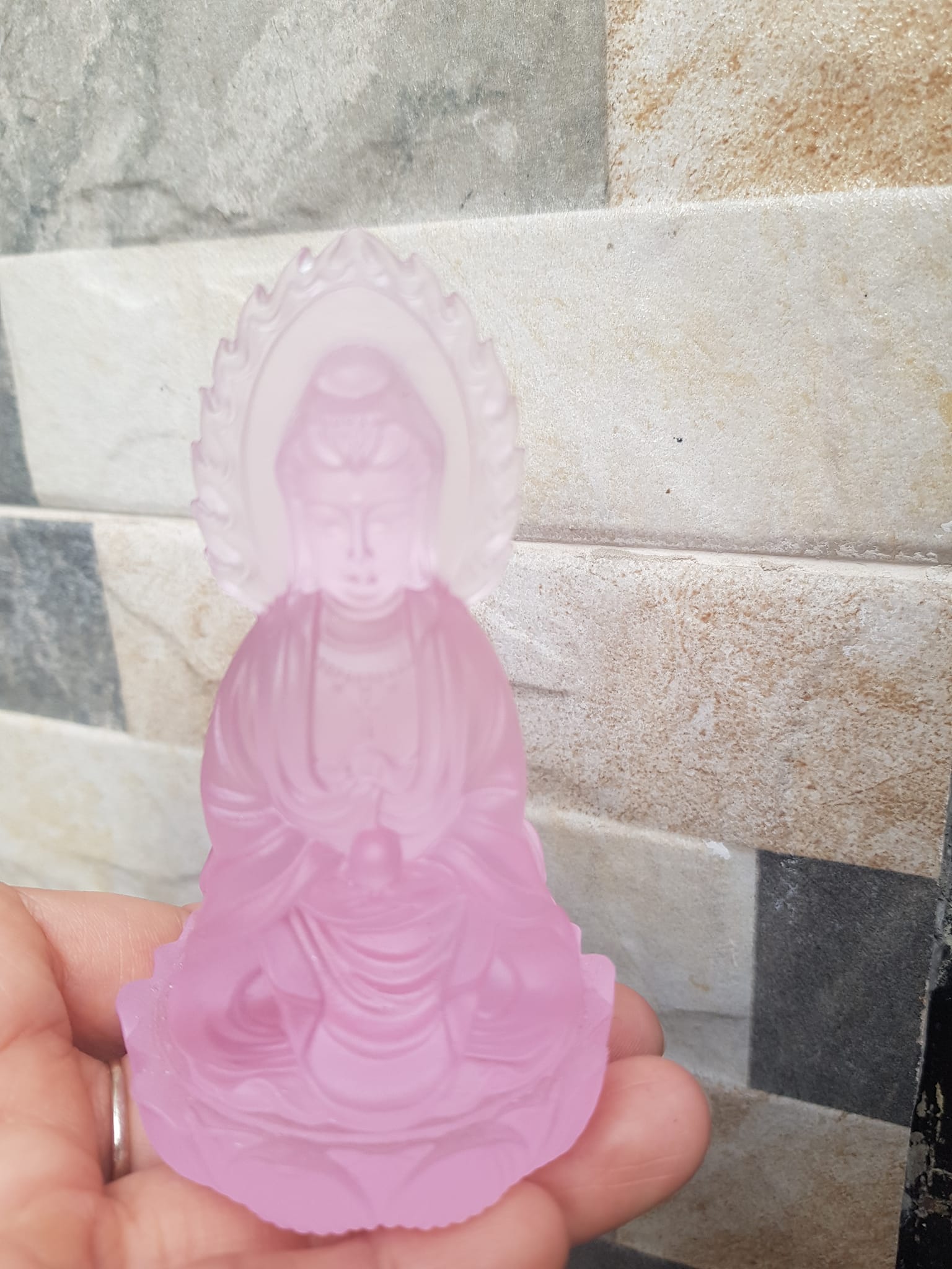 TƯỢNG PHẬT BÀ QUAN ÂM 2 MẶT ĐÁ LƯU LY HỒNG TƯƠI ĐẸP ĐỂ TRONG XE HƠI hoặc BÀN cao 10cm đk 6cm Hợp Anh Chị mệnh HOẢ mệnh THỔ ạ