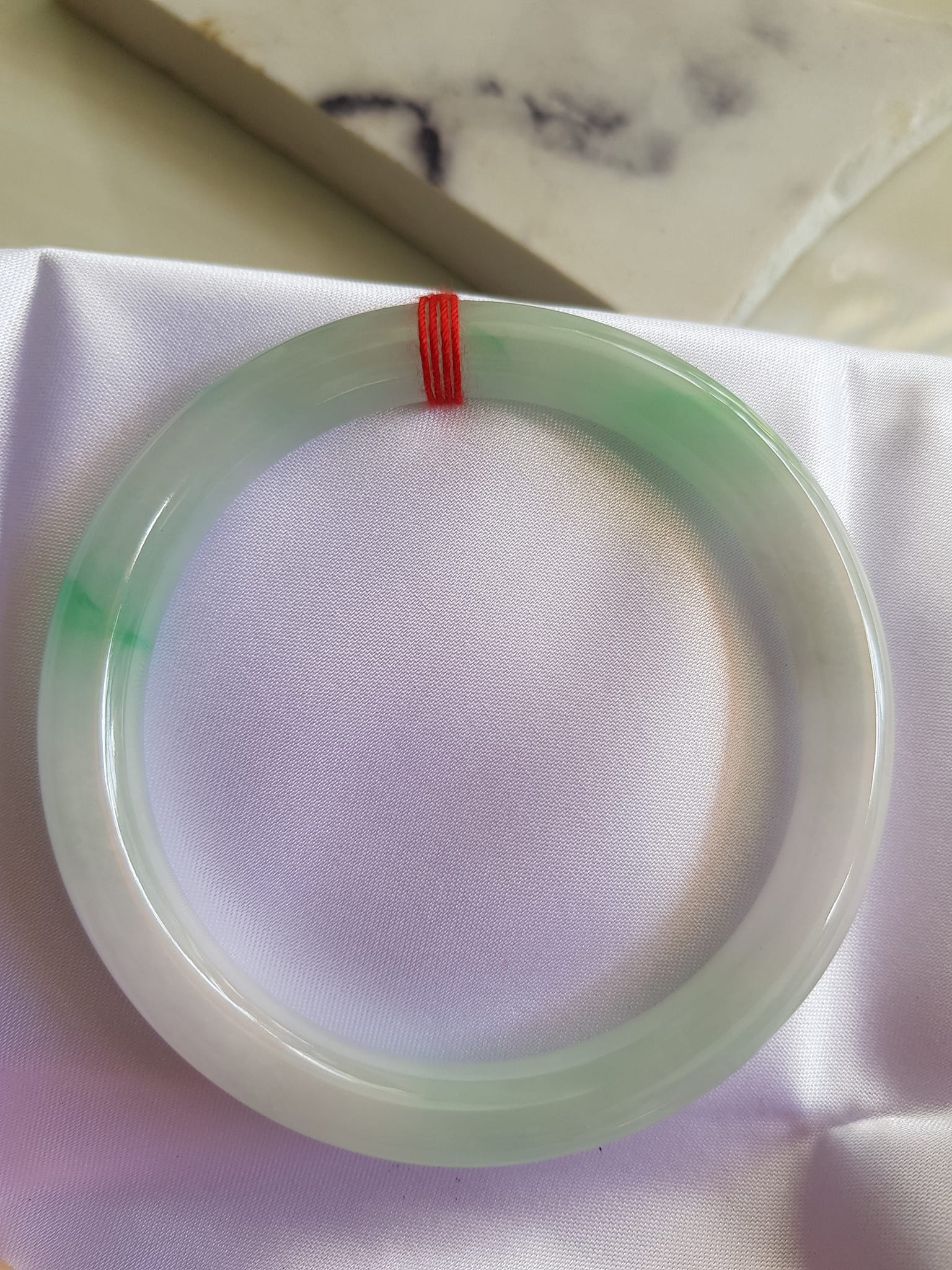 Vòng ĐÁ CẨM THẠCH TỰ NHIÊN TR Lý SAO 58  Size vòng 58mm x Dầy 8mm màu Trắng Bóng xanh lý nhẹ Đẹp sang  Nữ mệnh Kim mệnh Thủy 56kg - 68kg đeo ạ