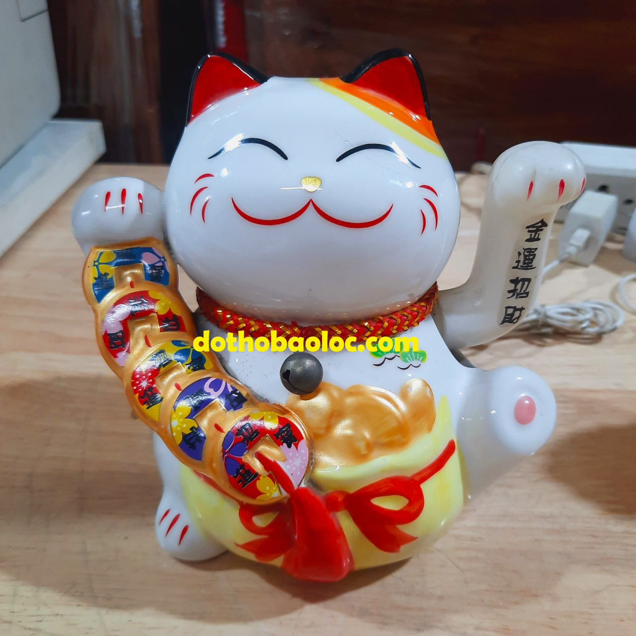 Mèo Thần Tài vẫy tay bằng gốm sứ cao cấp mang lại tài lộc cho gia chủ cao 3 cỡ cao: 13cm, 16cm, 20cm