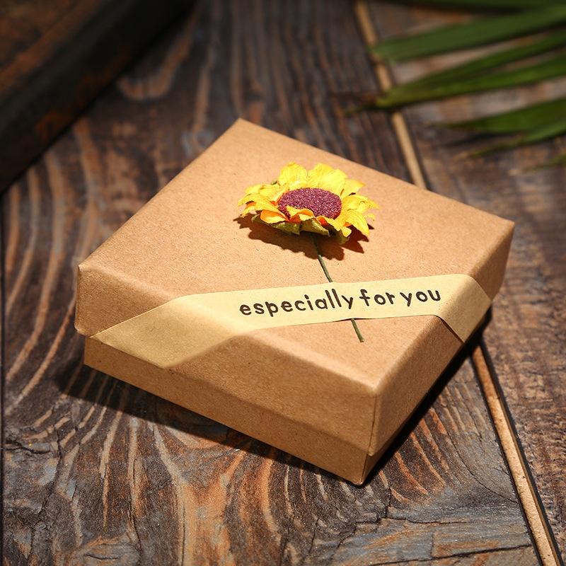 Q966 Túi giấy quai xách hoặc hộp giấy kraft đính hoa hương dương, có bọt biển dùng đựng đồ quà tặng mini, trang sức
