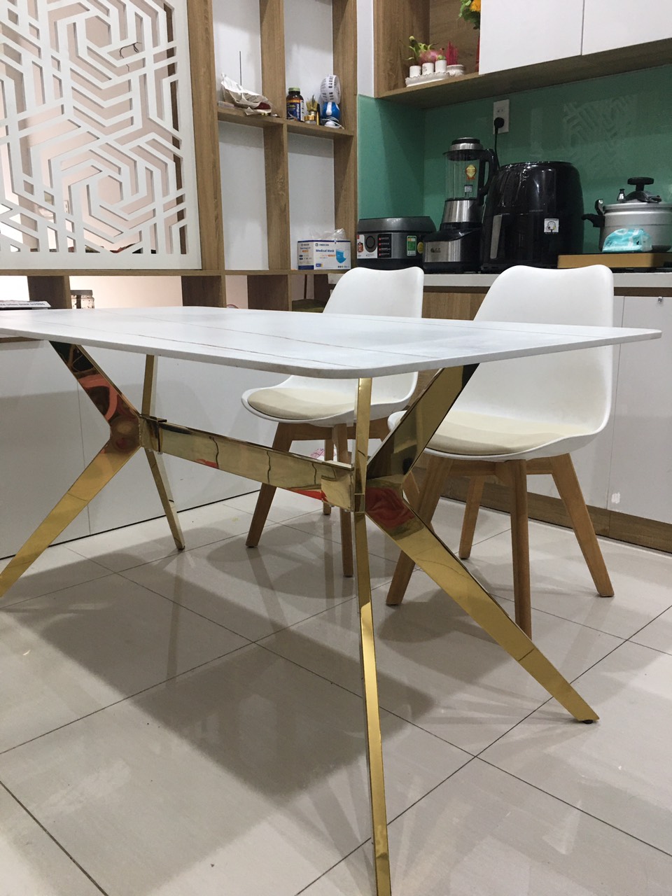 Bàn ăn đá ceramic tia chớp 1m4 tặng kèm 2 ghế eames nệm