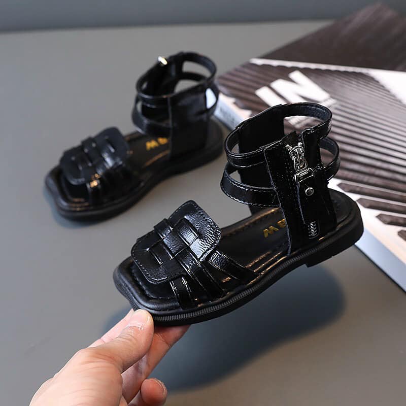 Giày sandal bé gái chiến binh