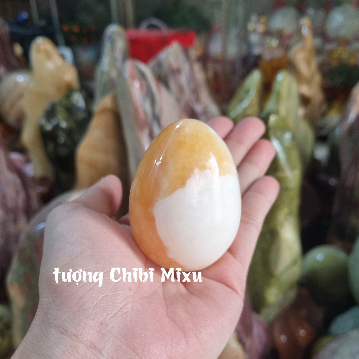 Quả trứng phong thủy ngọc Hoàng Long kèm chân đế gỗ