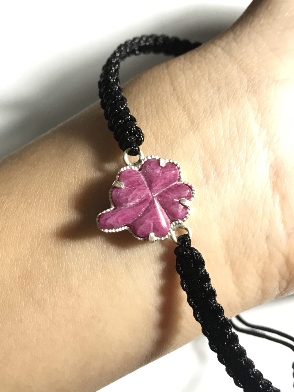 Cỏ 4 lá đá ruby đã bọc bạc tết dây đen free size