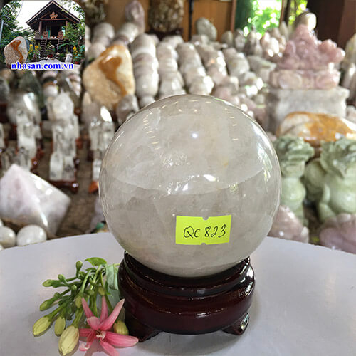 Quả cầu phong thủy đá thạch anh trắng tự nhiên tạo năng lượng dương QC823 nặng 800gr đường kính 8.3cm  – Vật phẩm phong thủy tài lộc, may mắn và bình an