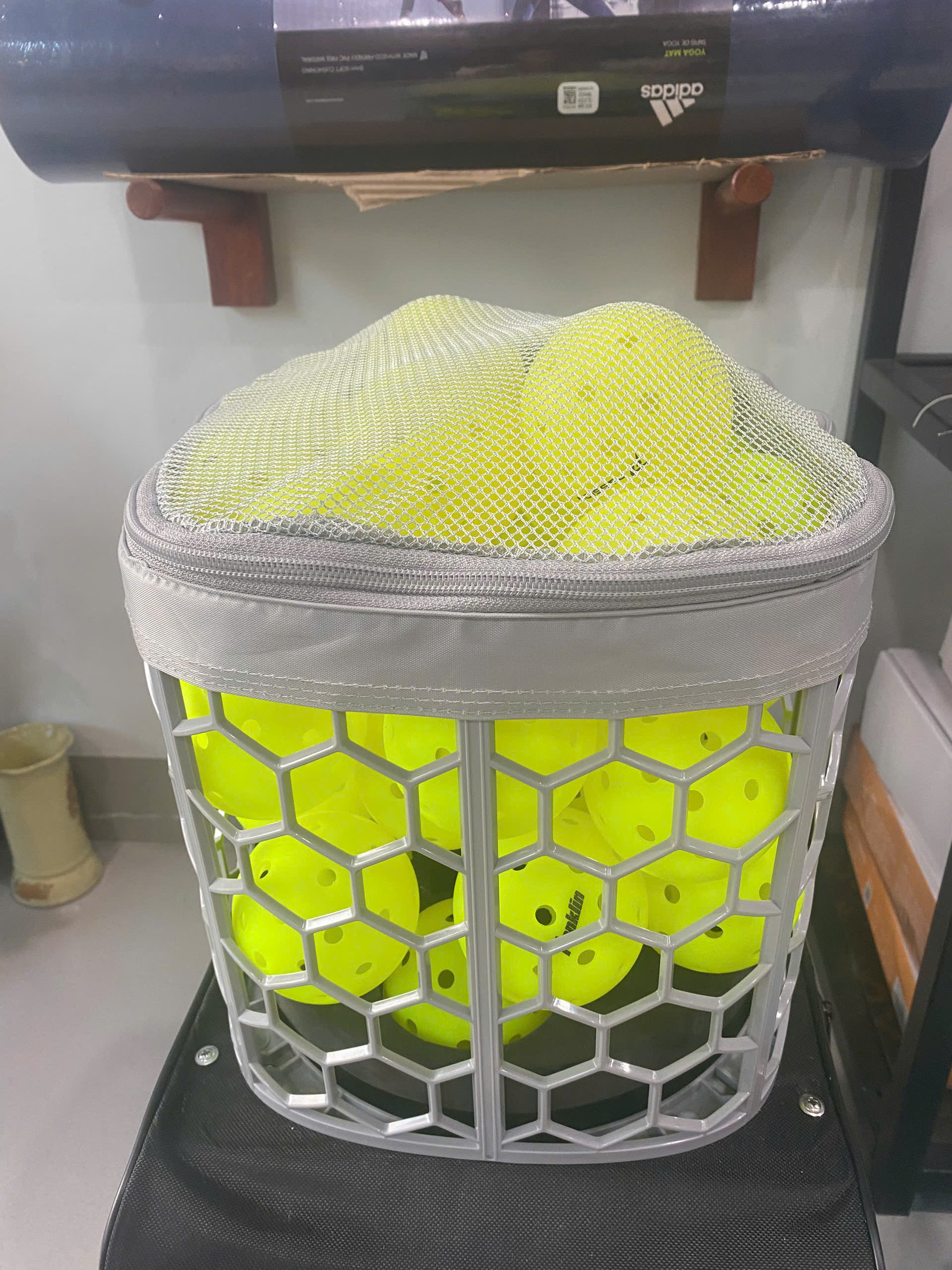 Máy bắn bóng pickleball di động LEADWISE LWAPL25B có điều khiển từ xa, điều chỉnh phạm vi bắn bóng linh hoạt, dễ sử dụng.