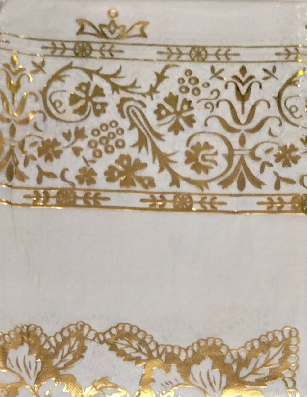 Khăn trải bàn PAULEE WLG-751 hoa văn nhũ vàng (152cm x 228cm)