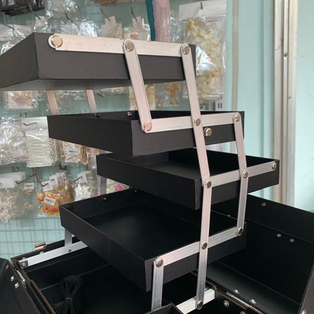 Cốp makeup chuyên nghiệp 4 ngăn lớn bọc viền inox simili gân kẻ GiangPKC