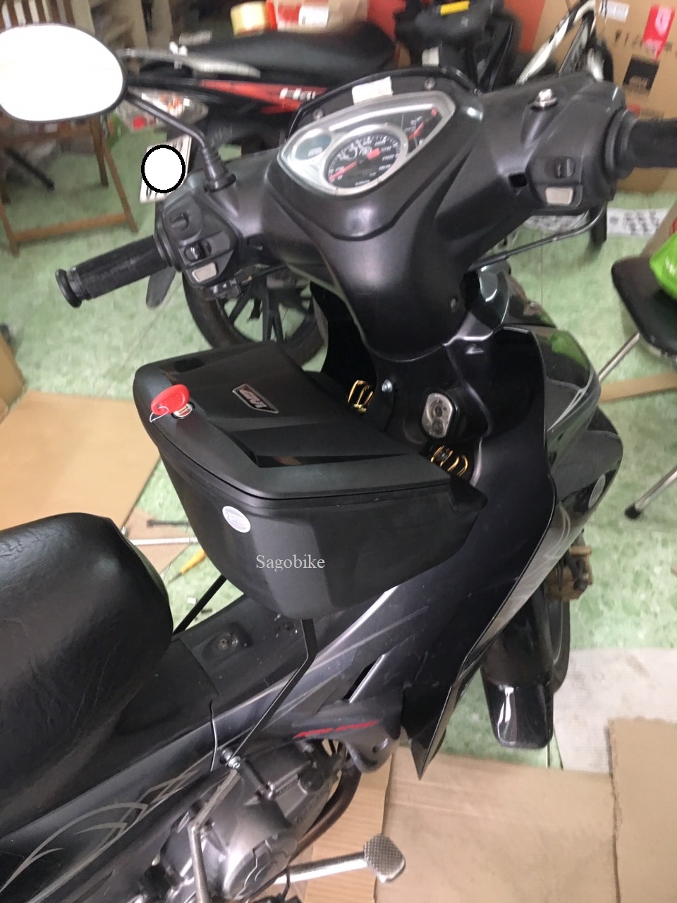 Thùng giữa givi G12N kèm bát gắn cho xe Jupiter RC