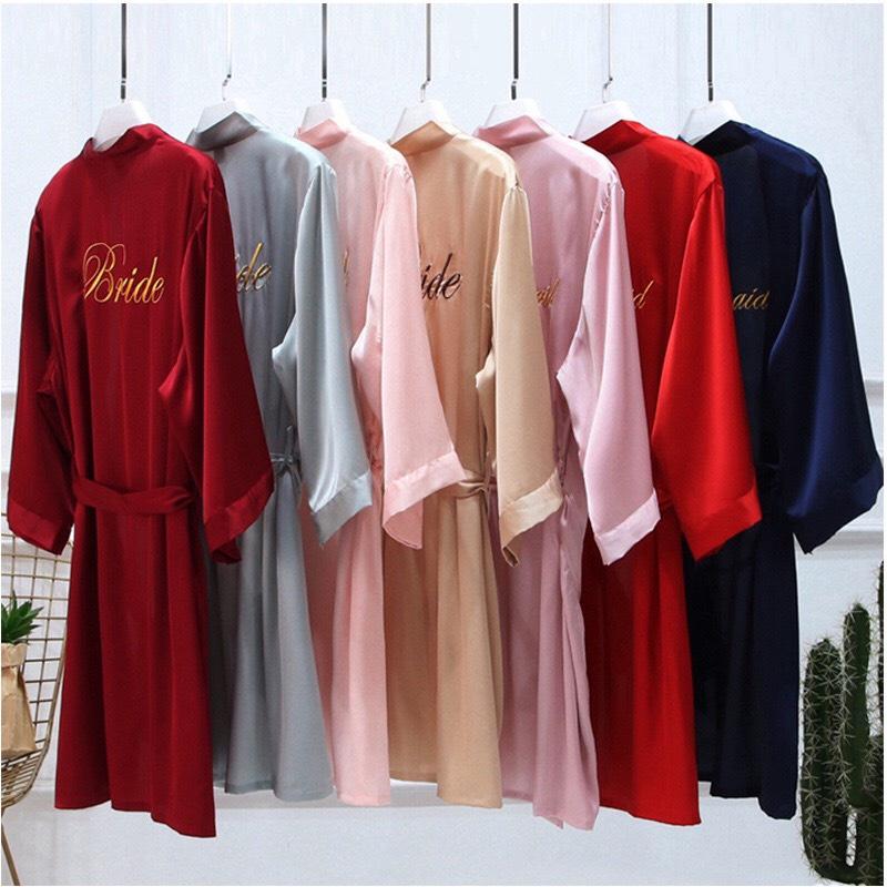 Áo choàng ngủ lụa cho cô dâu kiểu kimono màu trắng in chữ sang trọng