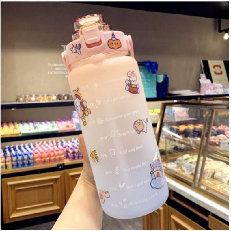 BÌNH NƯỚC 2L MÀU MỜ NHÁM CÓ HÌNH STICKER TỰ DÁN VÀ DÂY ĐEO